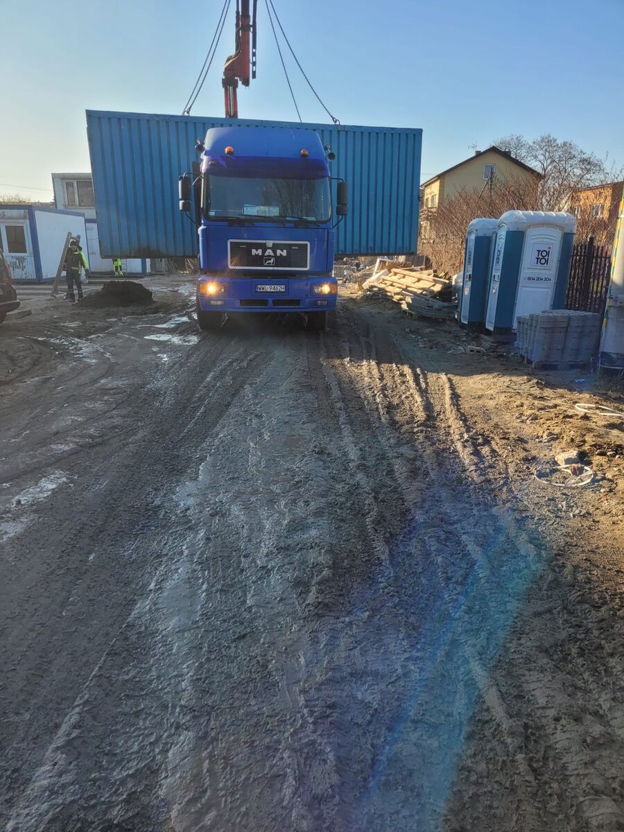 Samochód z hydraulicznym dźwigiem samochodowym HDS